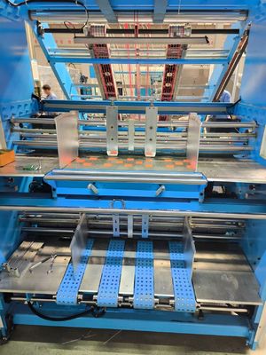 آلة تغليف عالية الدقة من ورقة إلى ورقة للورق المقوى مع تحكم وتصحيح آلي بالسيرفو